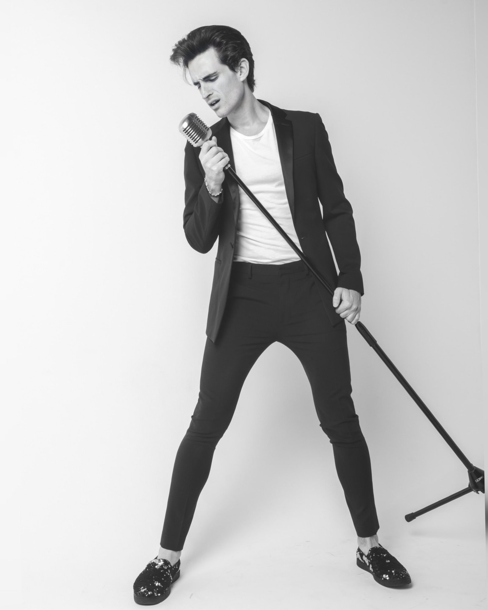 Miles Arnell singing-min